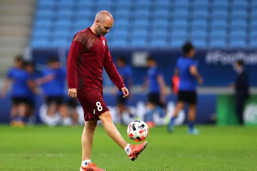 Iniesta úp mở việc sẽ tiếp tục chơi bóng ở tuổi 39