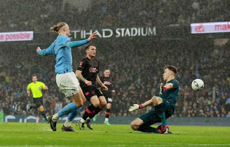 Haaland bùng nổ đưa Man City vào bán kết