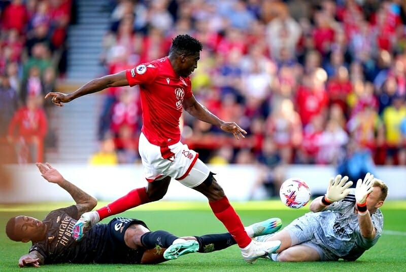 Nottingham Forest bất ngờ vươn lên dẫn bàn