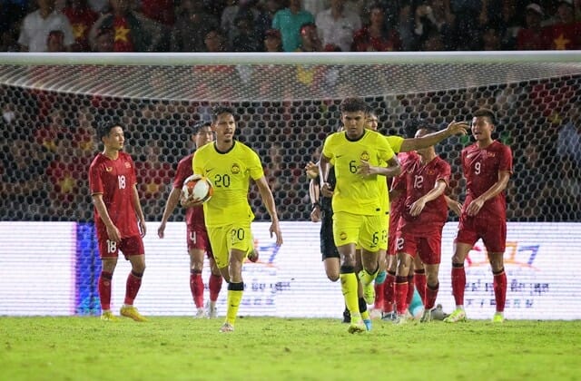 U22 Malaysia quá nóng vội dẫn đến 2 thẻ đỏ (Ảnh: Thanh Niên)