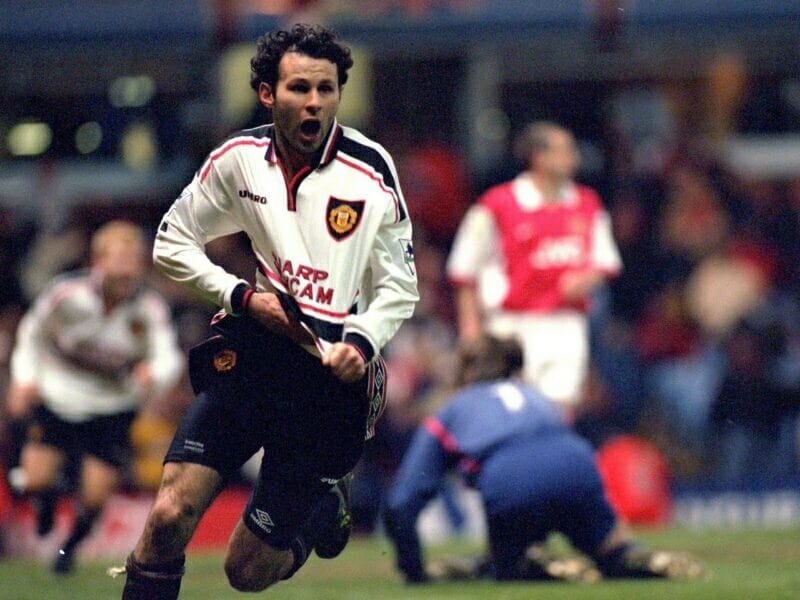 Giggs hành hạ hàng thủ Arsenal