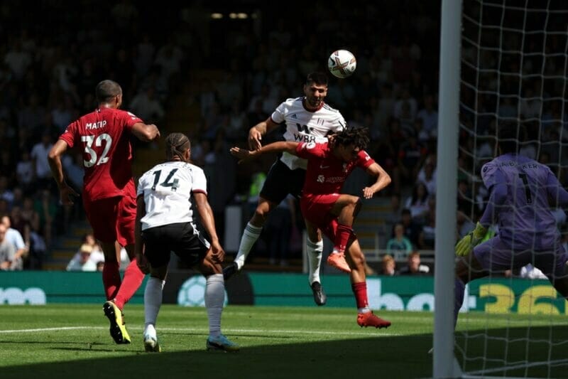 Fulham khiến Liverpool chật vật ở trận mở màn