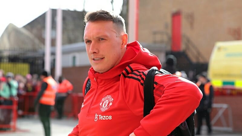 Vì sao Phil Jones mãi không rời Man United?