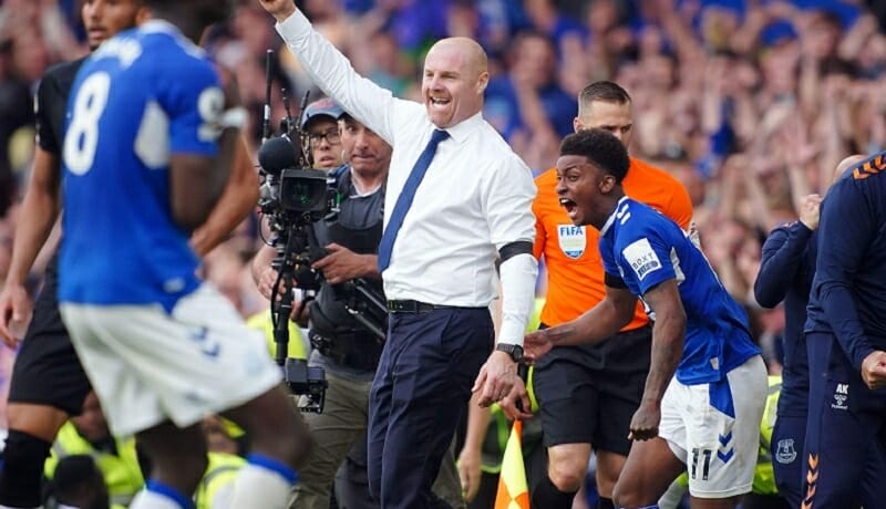 HLV Sean Dyche đã giúp Everton trụ hạng thành công