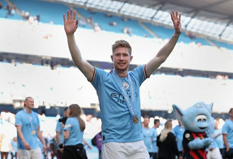 De Bruyne cùng Man City ăn 3