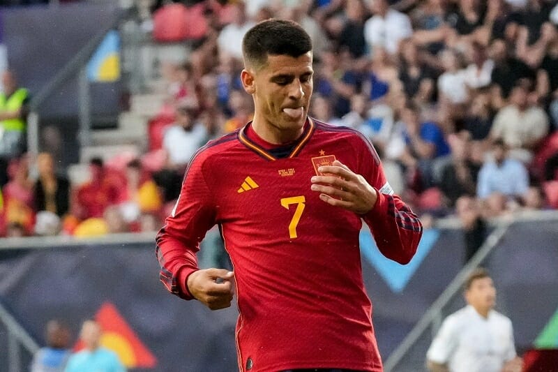 Morata vẫn thể hiện sự vô duyên trong vòng cấm.