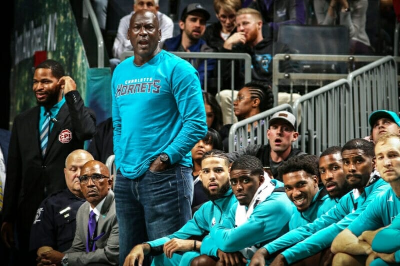 Michael Jordan bán đội bóng rổ của mình, thu lời gần 20 lần