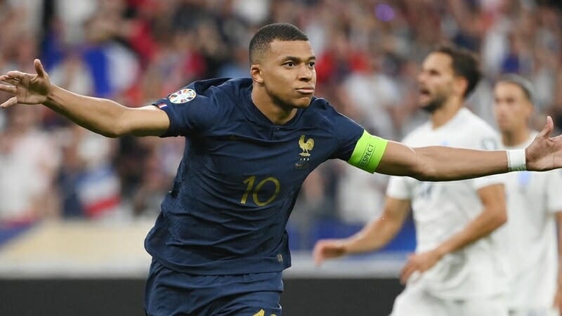 Mbappe đem về 3 điểm cho Les Bleus