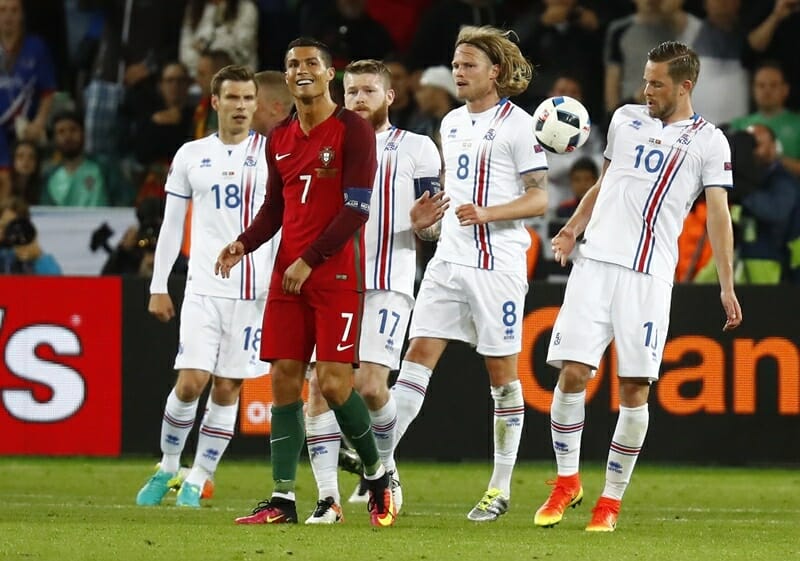 Ronaldo năm 2016 đối đầu với Iceland