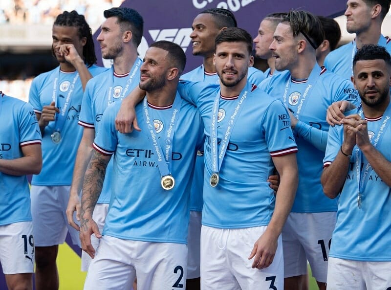 Man City đang hướng đến cú ăn ba lịch sử.