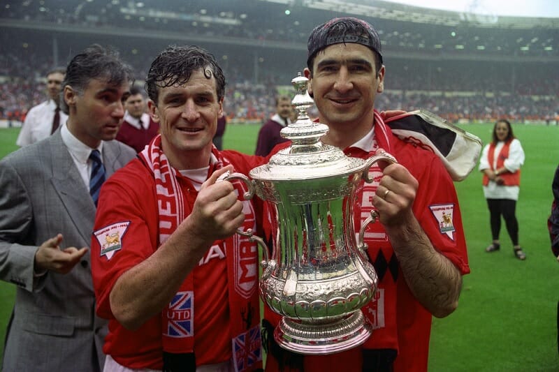 Mark Hughes bên cạnh Eric Cantona.