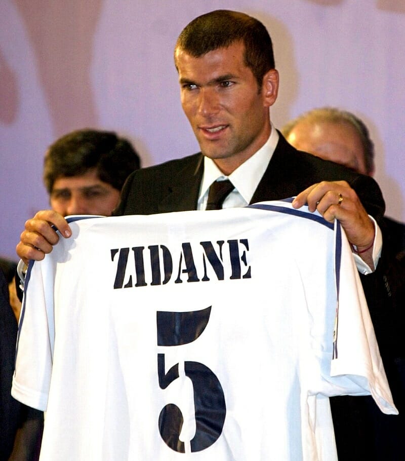 Zidane khoác áo số 5 cho Real