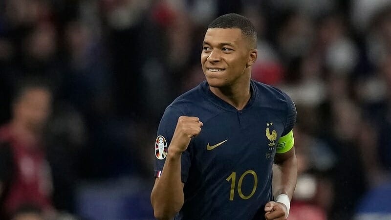 Kylian Mbappe phá kỷ lục bóng đá Pháp