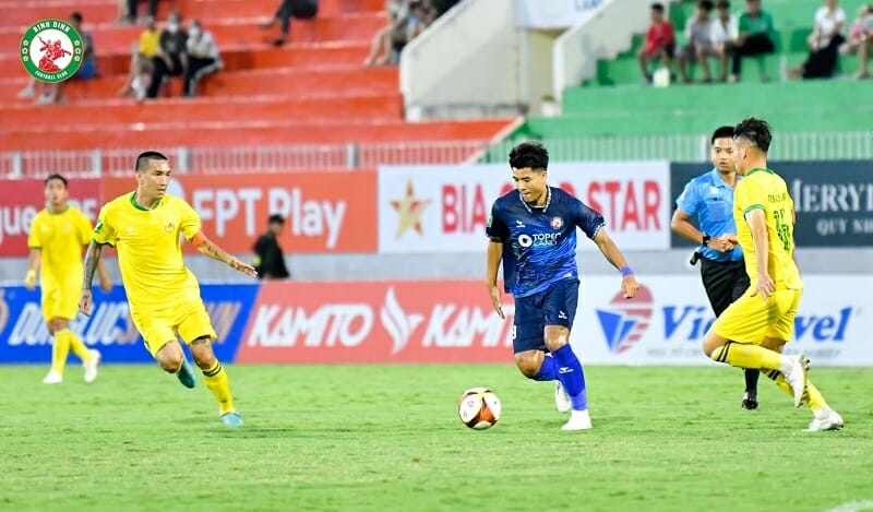 Hà Đức Chinh bỏ lỡ cơ hội vô cùng ngon ăn ở phút 17 (Ảnh: TopenLand Binh Dinh FC).