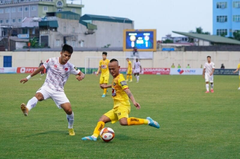 Quốc Phương và các đồng đội không thể tìm được bàn gỡ vào lưới Hải Phòng (Ảnh: VPF)