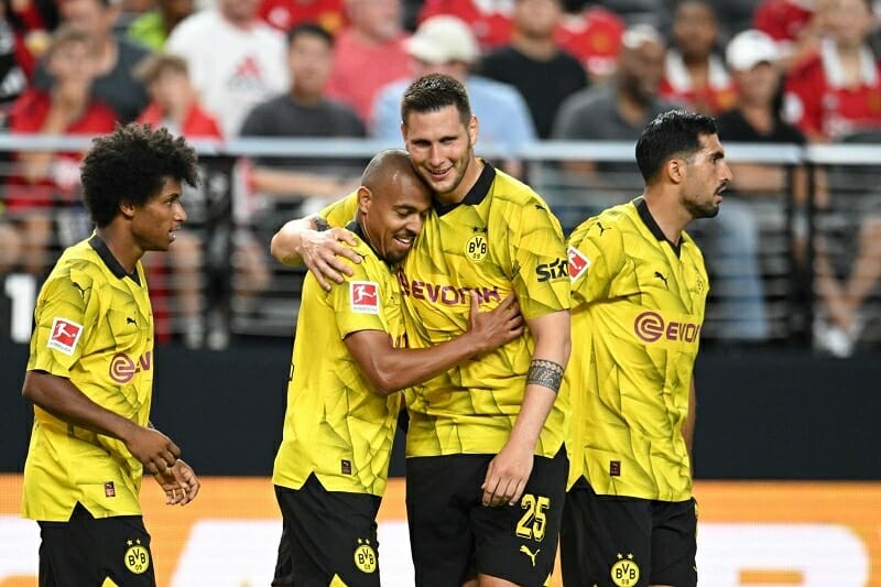 Dortmund có liên tiếp hai bàn ở những phút cuối hiệp một.