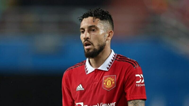 Telles không có chỗ đứng ở Old Trafford