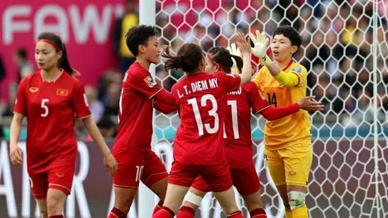 Kim Thanh cản penalty của Alex Morgan, nữ Mỹ vs nữ Việt Nam