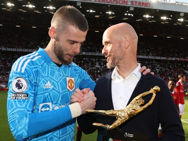 De Gea nhận danh hiệu Găng tay vàng Premier League từ HLV Erik ten Hag