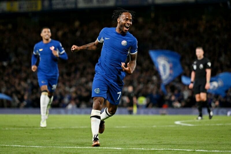 Sterling giúp Chelsea có chiến thắng đầu tiên