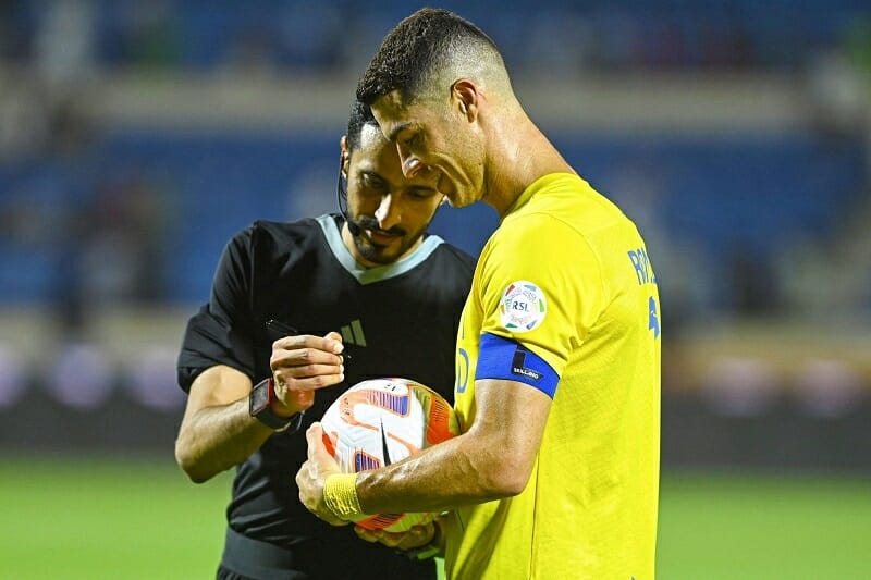 Cristiano Ronaldo vừa lập hattrick vào lưới Al Fateh.