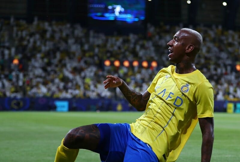 Anderson Talisca tỏa sáng với một cú đúp.