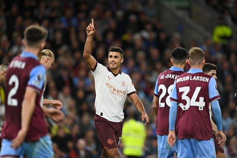 Rodri dập tắt hy vọng có điểm của Burnley.