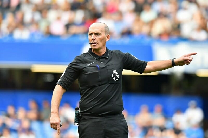 Sau khi giải nghệ, Mike Dean mới thừa nhận bản thân mắc sai lầm.