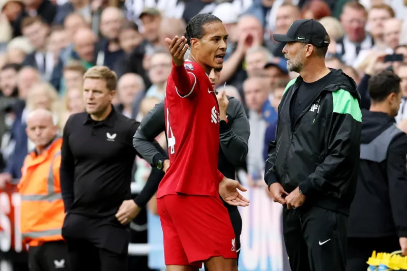 Van Dijk bị đuổi từ phút 28