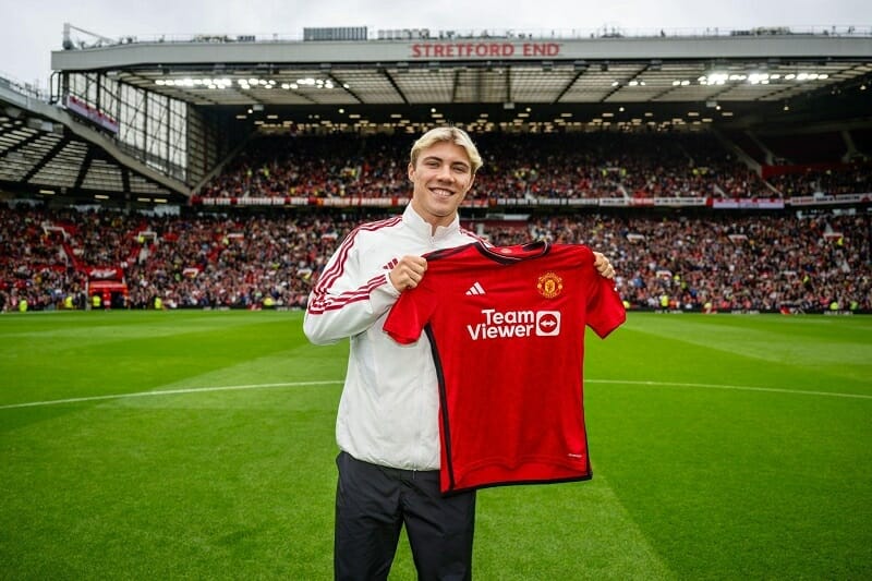 Rasmus Hojlund chưa thể ra sân cho Man United.