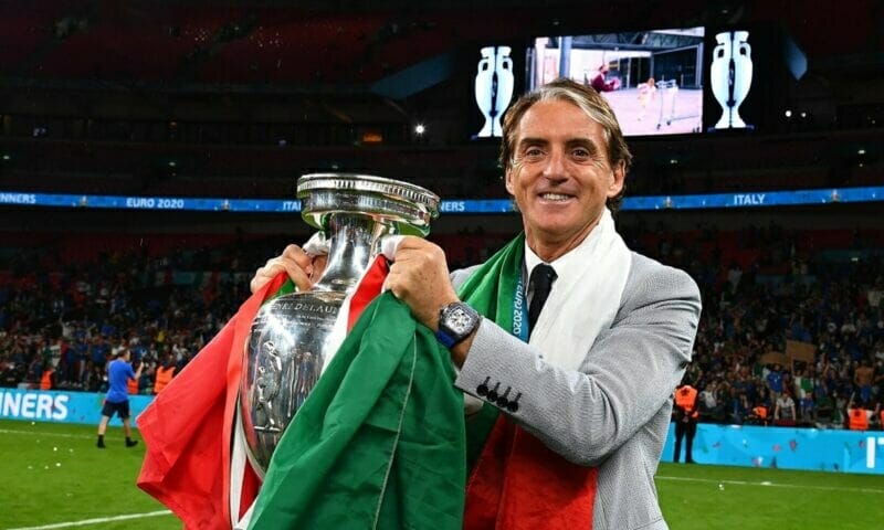 Mancini giúp đội bóng áo thiên thanh nâng cúp ngay tại Wembley