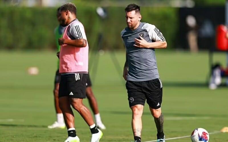 Messi nhăn nhó khi bị đau mắt cá chân trái