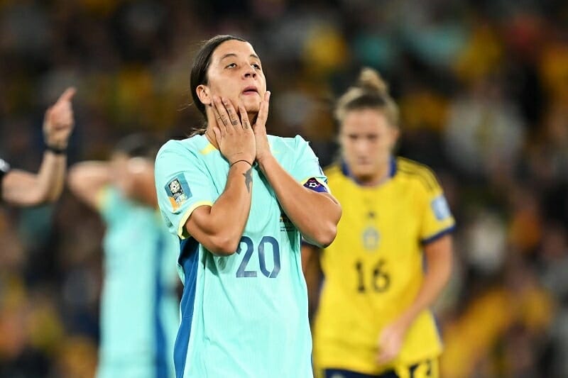 Sam Kerr bất lực trước hàng phòng ngự chắc chắn của ĐT nữ Thụy Điển.