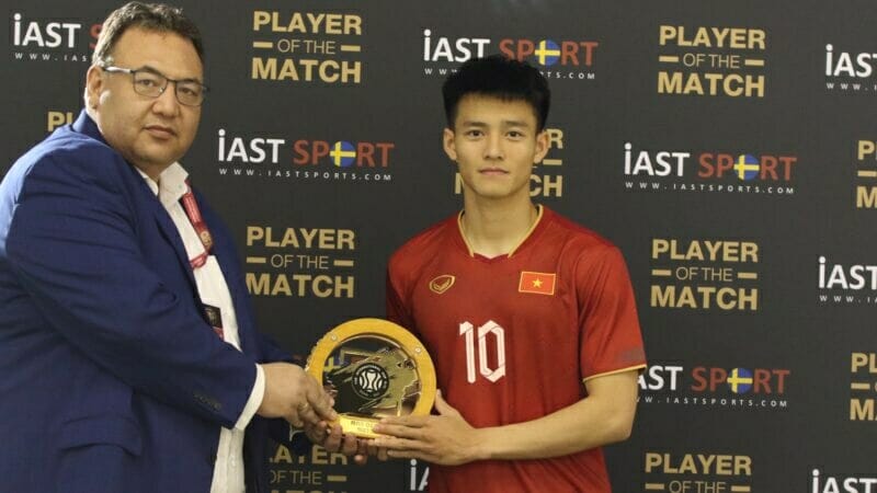 Thanh Nhàn nhận giải Cầu thủ xuất sắc nhất trận đấu giữa U23 Việt Nam và U23 Kyrgyzstan (ảnh: VFF)