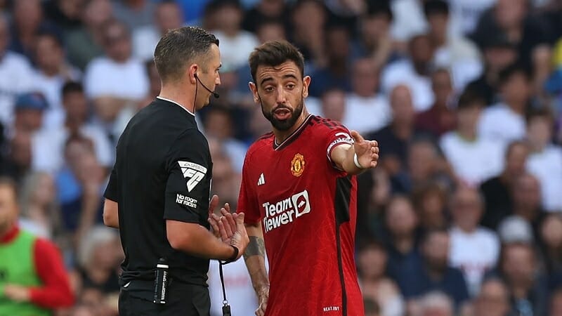 Bruno Fernandes thường xuyên 'pressing' trọng tài