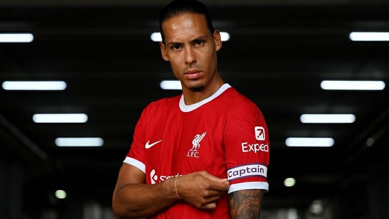 Van Dijk kế nhiệm Henderson làm đội trưởng Liverpool