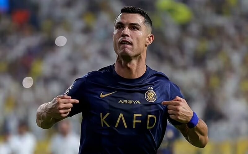 Ronaldo lập cú đúp.