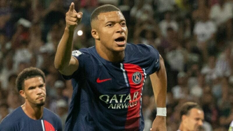 Mbappe cam kết ở lại PSG.