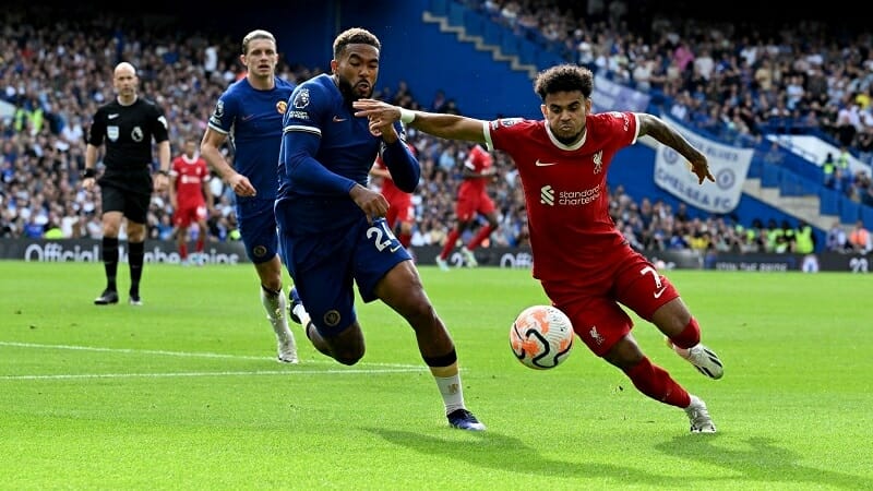 Reece James để cho Luis Diaz di chuyển quá thoải mái