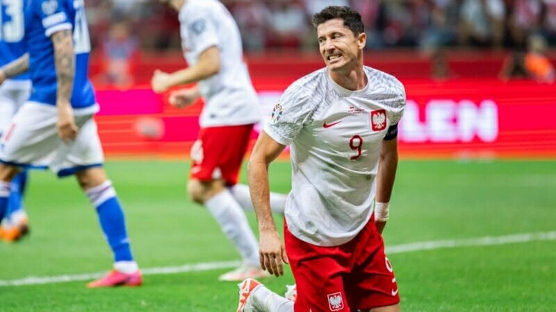 Đội trưởng Lewandowski vừa lên tiếng chỉ trích các đồng đội sau trận thua Albania