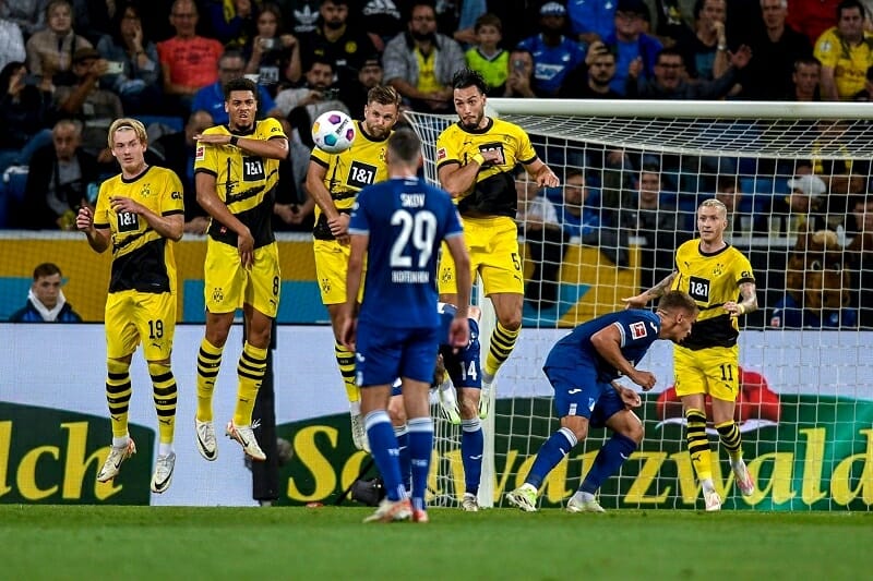 Dortmund suýt nhận bàn thua từ một pha đá phạt.