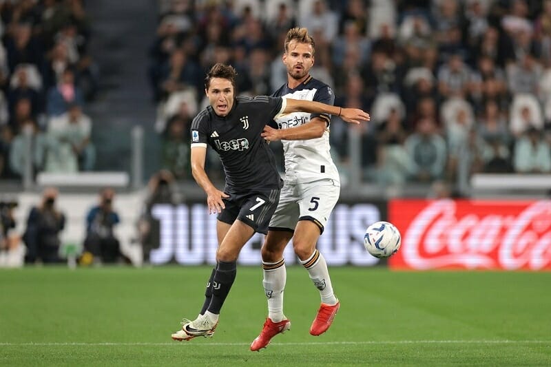 Federico Chiesa bỏ lỡ cơ hội mở tỷ số trong hiệp một.