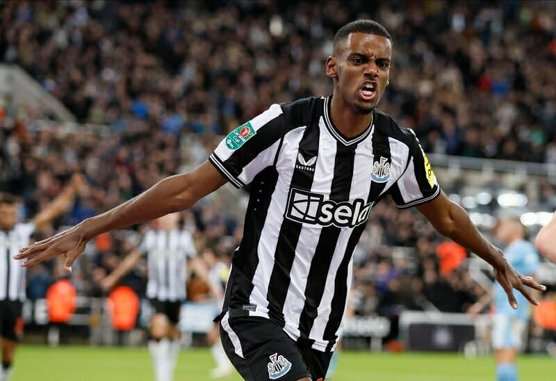 Alexander Isak sắm vai người hùng của Newcastle.