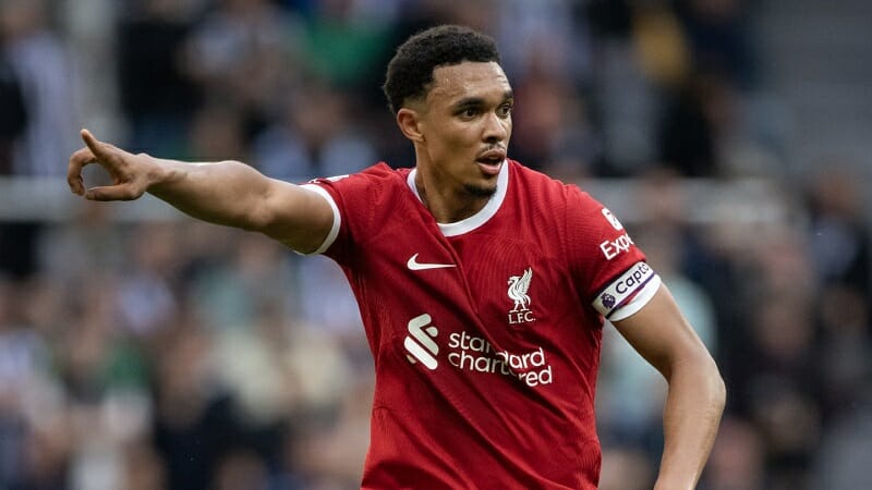 Alexander-Arnold tham gia nhiều hơn vào khâu triển khai bóng ở giữa sân