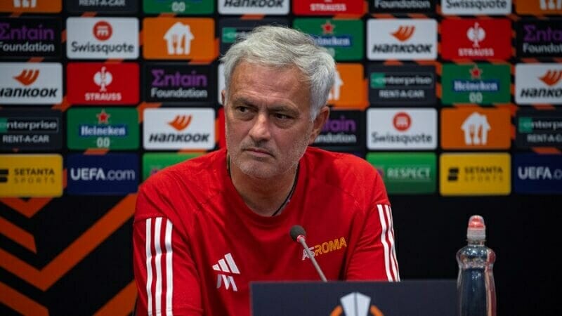 HLV Mourinho không thừa nhận thất bại