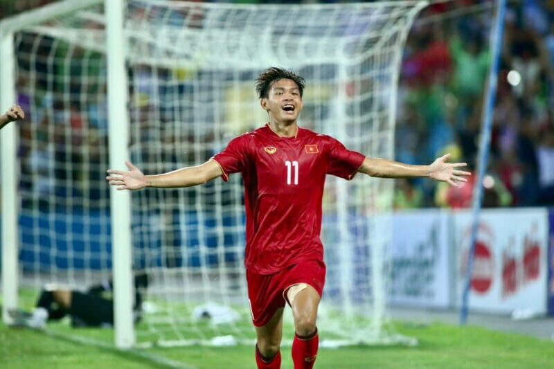 Vĩ Hào sắm vai người hùng đưa U23 Việt Nam sớm giành vé dự VCK U23 châu Á 2024 (Ảnh: Vương Anh)