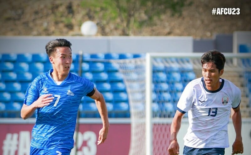 U23 Mông Cổ (áo xanh) hoàn toàn lép vế trước U23 Campuchia (Ảnh: Mongolian Football Federation).