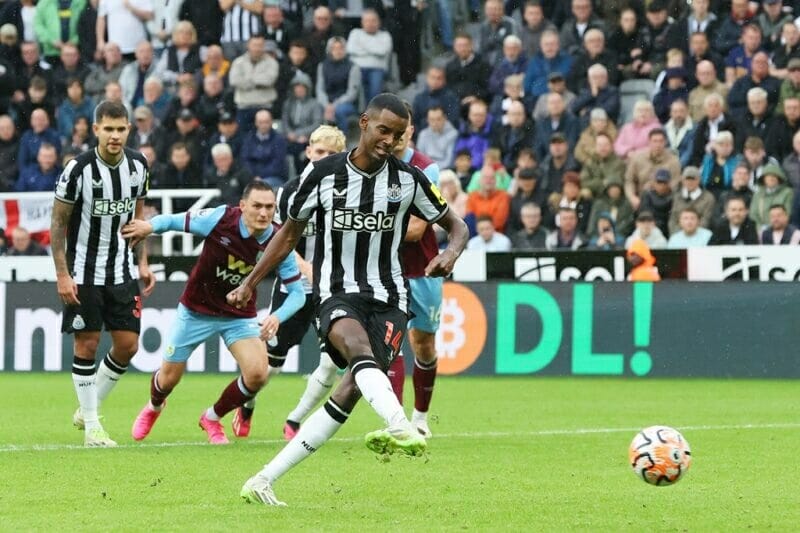 Isak ấn định chiến thắng cho Newcastle