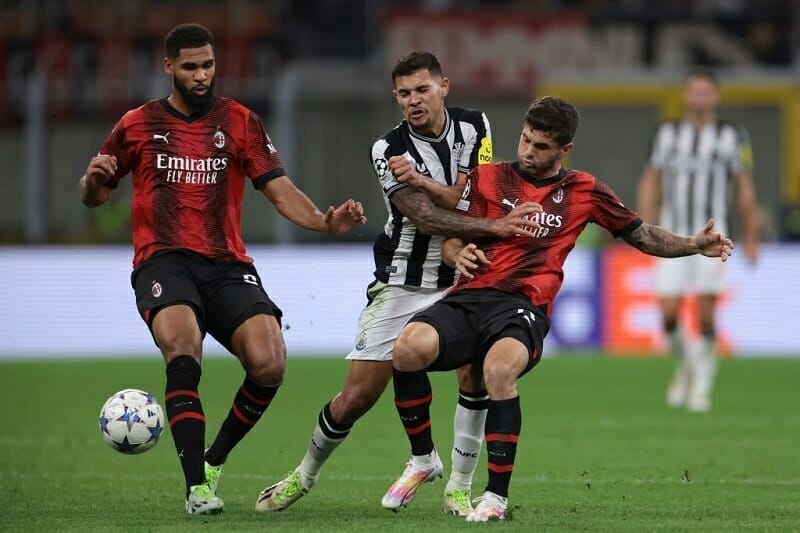 AC Milan hòa Newcastle rạng sáng nay