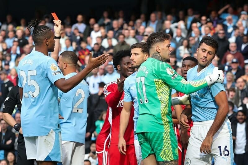 Rodri nhận thẻ đỏ trước Nottingham Forest